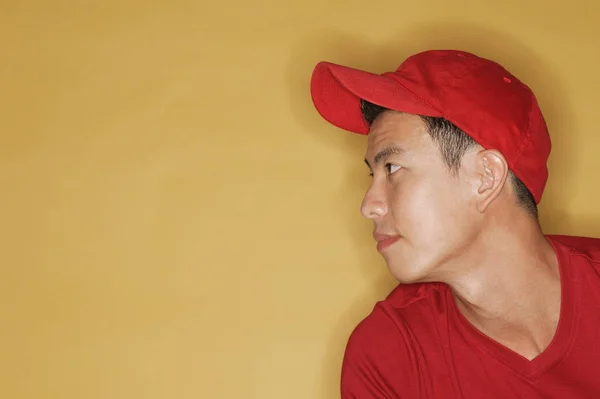 Jeune homme en t-shirt rouge — Photo