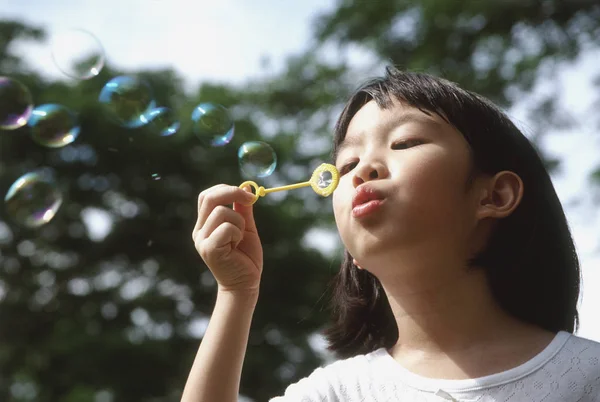 Ragazza soffiando bolle — Foto Stock