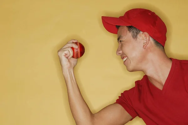 Jeune homme en t-shirt rouge — Photo