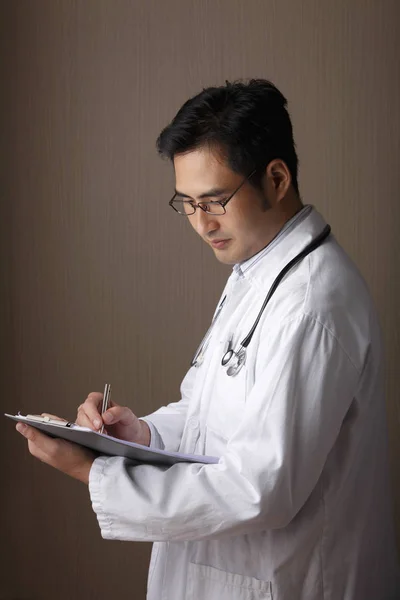 Médico segurando prancheta — Fotografia de Stock