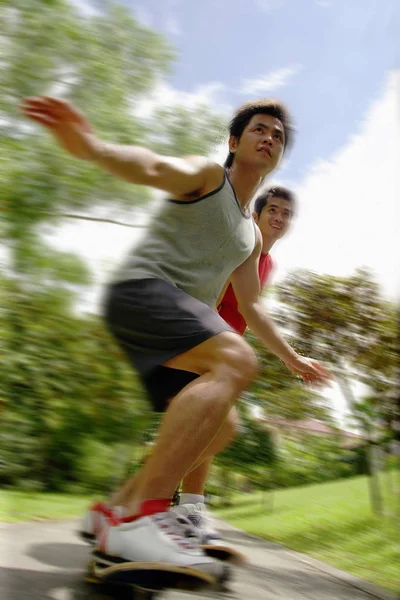 Due ragazzi su skateboard — Foto Stock