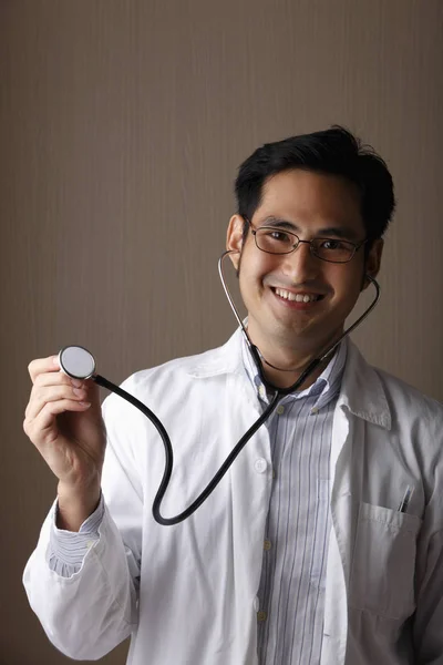 Lékař na sobě stetoskop — Stock fotografie