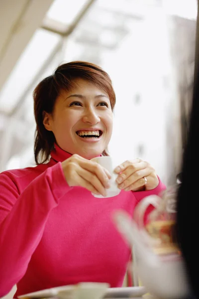 Junge Frau mit Teetasse — Stockfoto