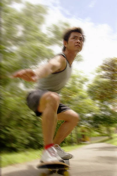 Asiatico uomo su skateboard — Foto Stock