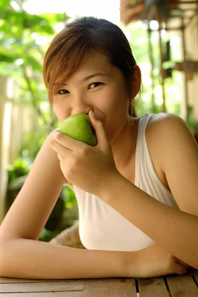 Frau hält Apfel — Stockfoto