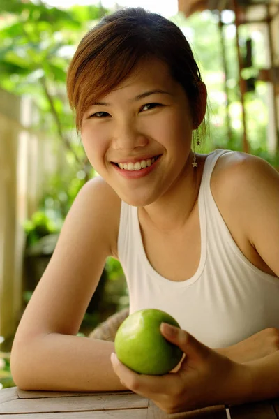 Vrouw bedrijf apple — Stockfoto