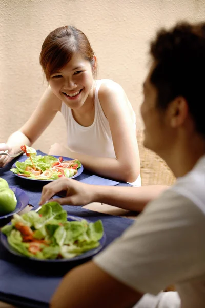 Casal almoçando em casa — Fotografia de Stock