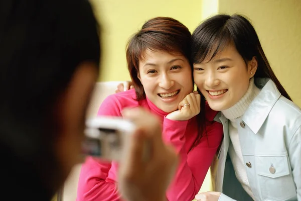 Two women posing for picture — Stock Photo, Image