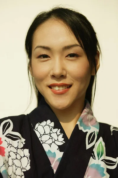 Γυναίκα που φορά ένα κιμονό — Φωτογραφία Αρχείου