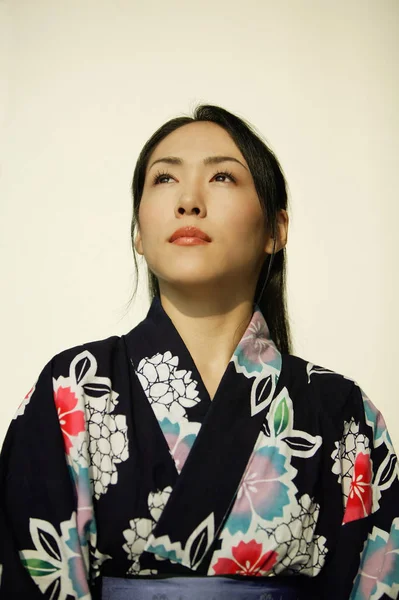 Frau trägt Kimono — Stockfoto