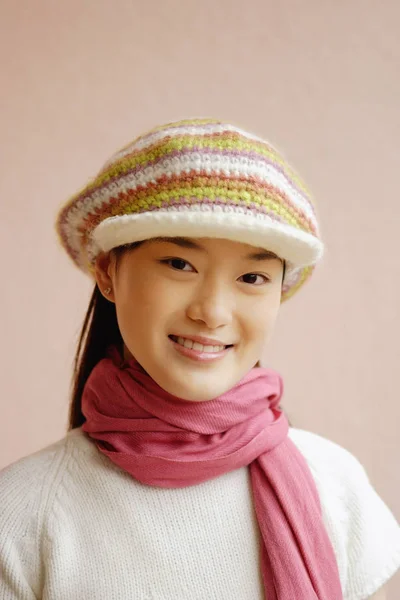 Giovane donna che indossa cappello — Foto Stock