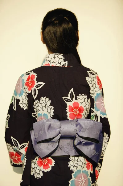 Junge Frau im Kimono — Stockfoto