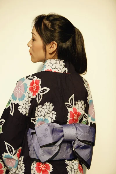 Junge Frau im Kimono — Stockfoto