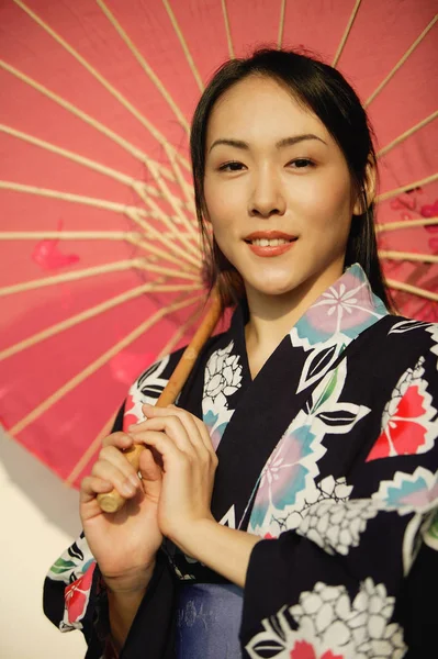 Νεαρή γυναίκα σε κιμονό — Φωτογραφία Αρχείου