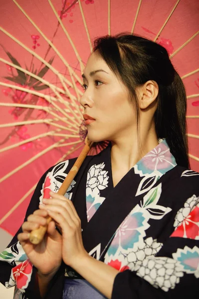 Junge Frau im Kimono — Stockfoto