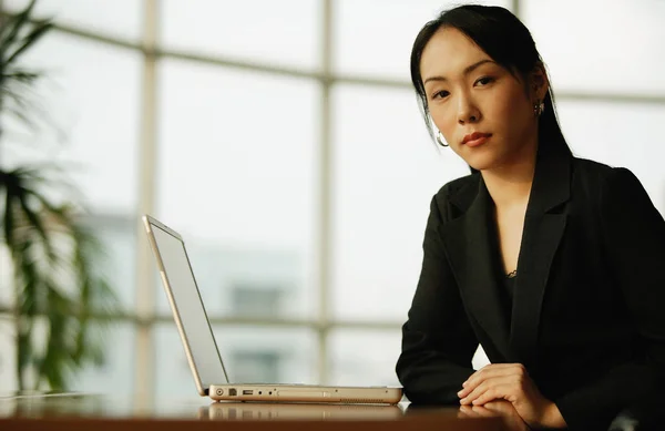 Mujer joven usando el ordenador portátil — Foto de Stock