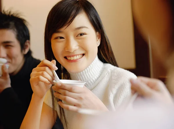 Amigos comiendo sopa, sonriendo — Foto de Stock