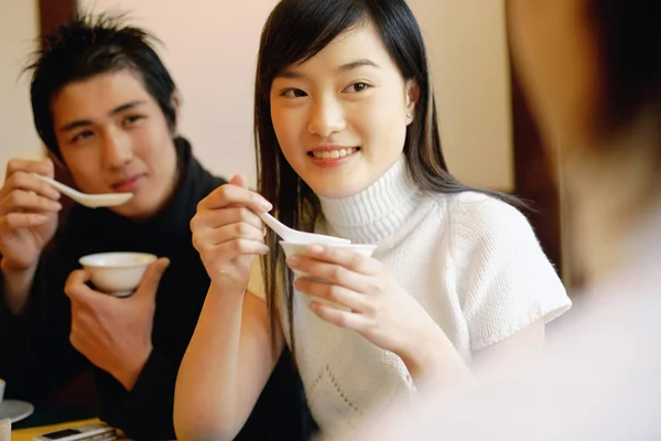 Amigos en el restaurante, comiendo sopa — Foto de Stock