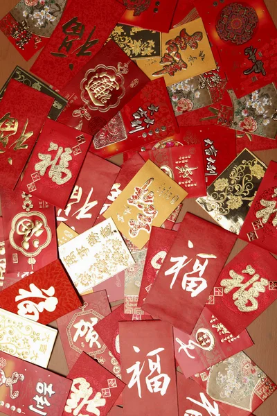 Gold ingots on red envelopes — Stock Photo, Image