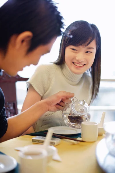 Hombre verter té para la mujer — Foto de Stock