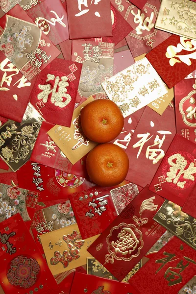 Red envelopes with oranges — Stock Photo, Image
