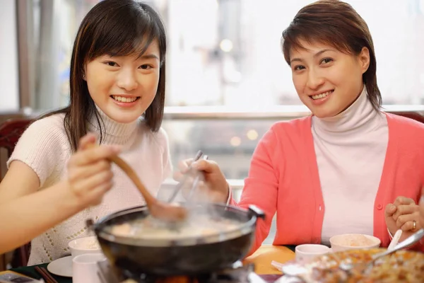 수프는 데 젊은 여자 — 스톡 사진