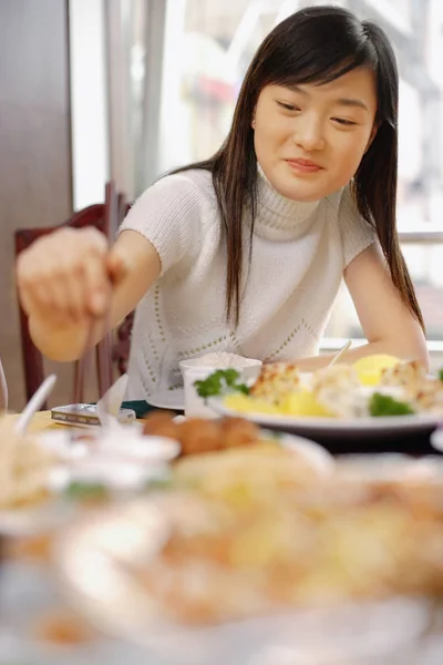 Nő a kínai étterem — Stock Fotó