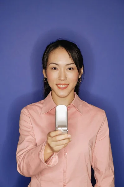 Женщина, используя мобильный телефон — стоковое фото