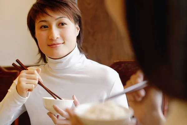 Giovani donne che mangiano — Foto Stock