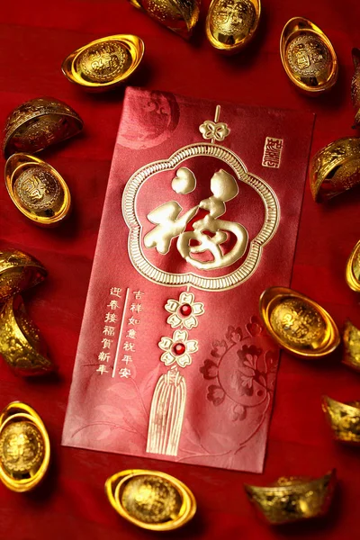Lingotes de ouro em envelopes vermelhos — Fotografia de Stock