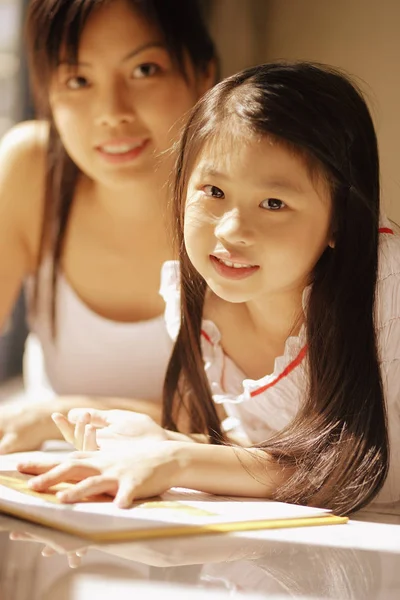 Madre e hija juntas — Foto de Stock