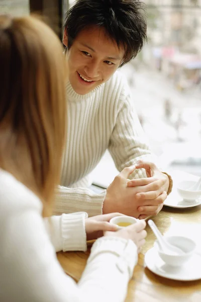 Pareja joven en un restaurante — Foto de Stock