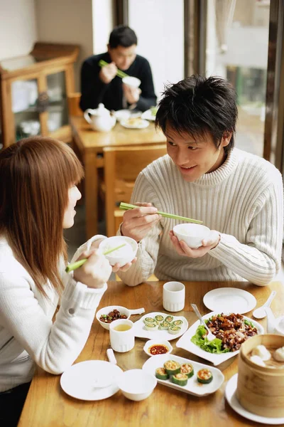 Erwachsene essen im Restaurant — Stockfoto