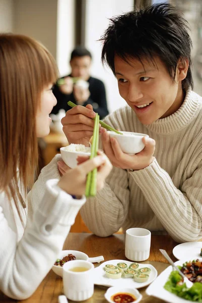Paar isst im Restaurant — Stockfoto