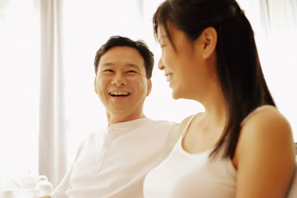 Hombre y una mujer hablando — Foto de Stock