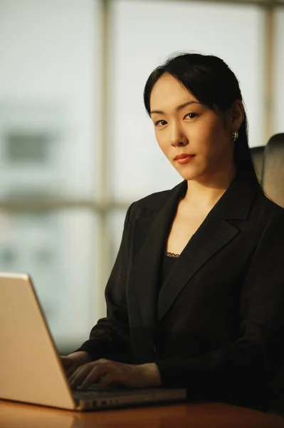 Jonge vrouw met laptop Stockfoto