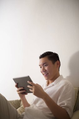 ember a kanapé, digitális tabletta