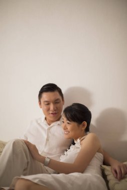 çift kanepede oturuyor.