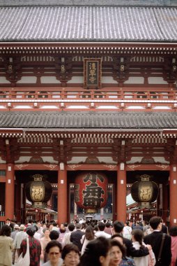 Asakusa, kalabalık Kannon Tapınağı'nda Hozomon kapısında