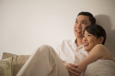 çift kanepede oturuyor.