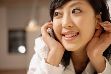 Cep telefonu kullanan kadın