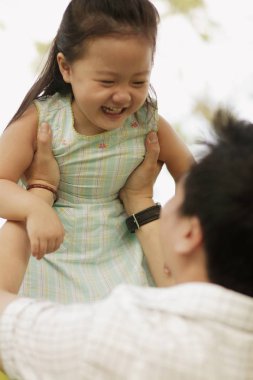 Baba taşıyan genç kız