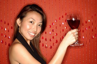 Şarap kadehi tutan kadın.