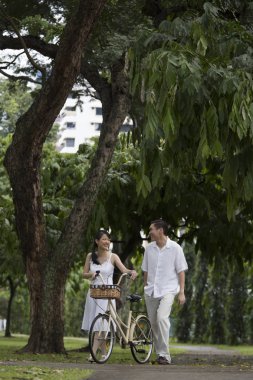 Erkek ve kadın bisiklet ile