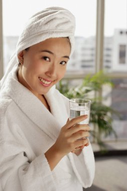 Cam tutan elbise içinde genç kadın 