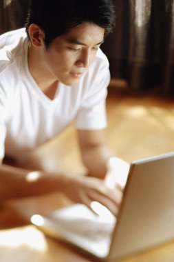 Yatağın üstüne oturan adam