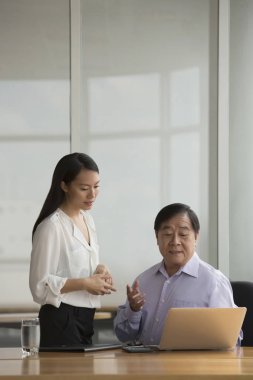 Ofiste konuşmak iki iş adamları