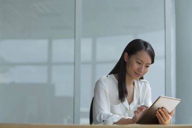 dijital tablet kullanan kadın