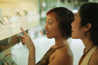 Kadın salonu önünde