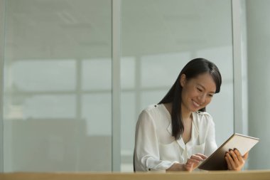 dijital tablet kullanan kadın